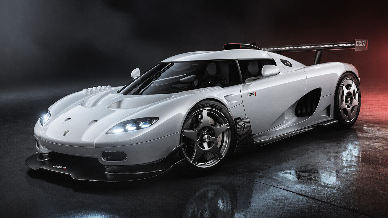 Carro desportivo branco Koenigsegg CCGT com faróis acesos num estúdio escuro.