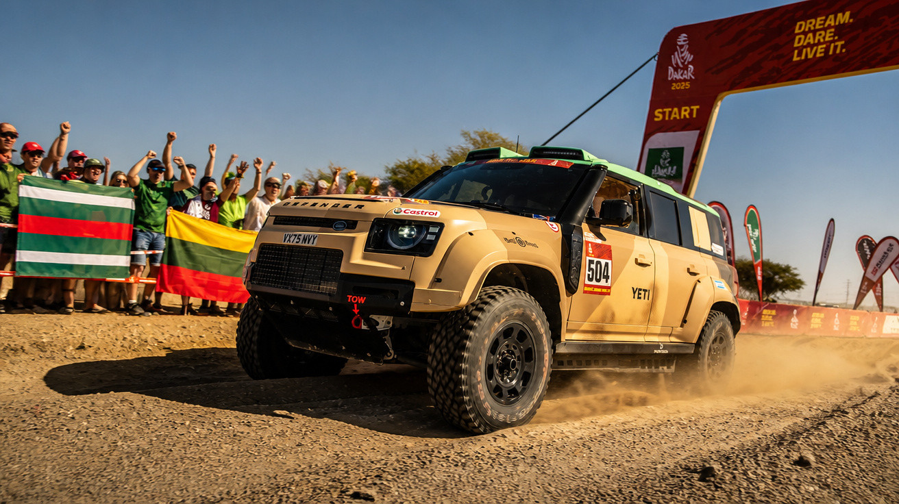 Veículo 4x4 bege em corrida off-road com público e bandeiras ao fundo, sob arco de largada do Dakar 2025.
